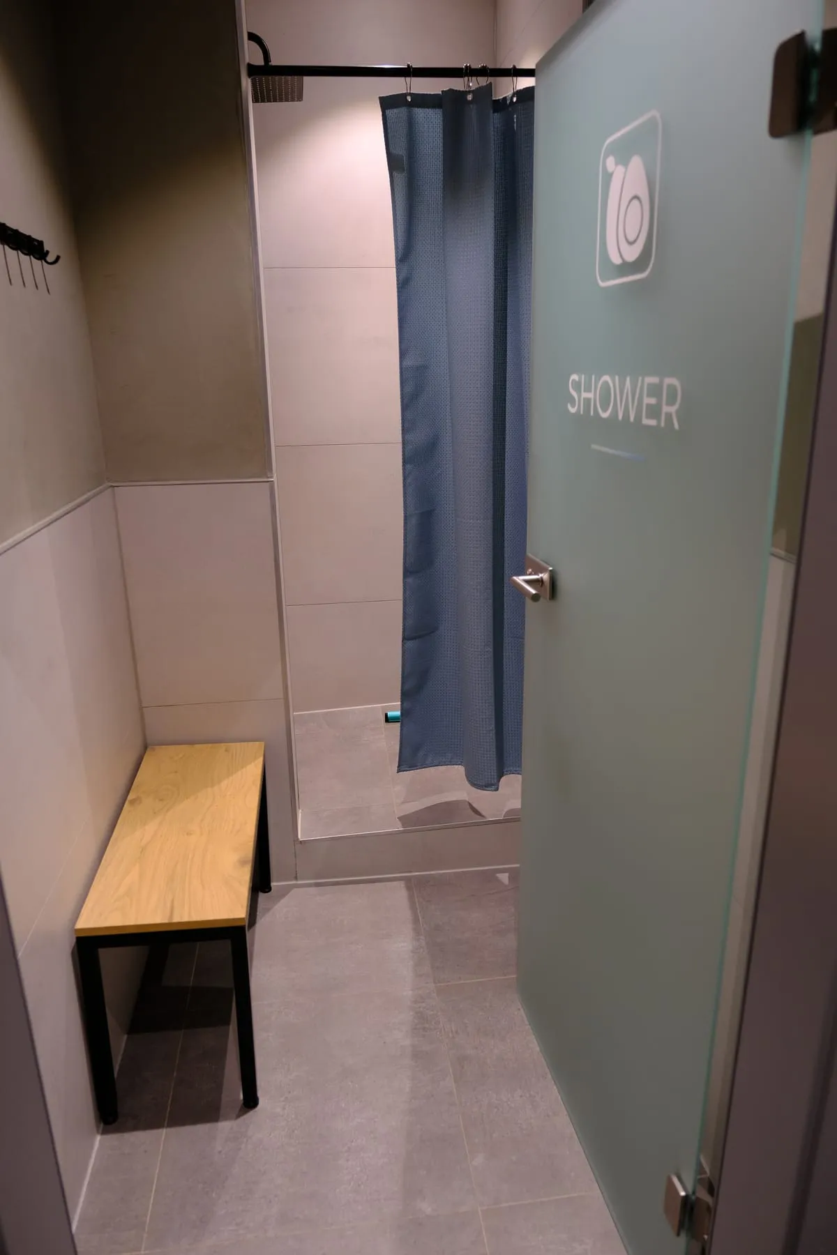 Umkleide mit Sitzbank und Dusche